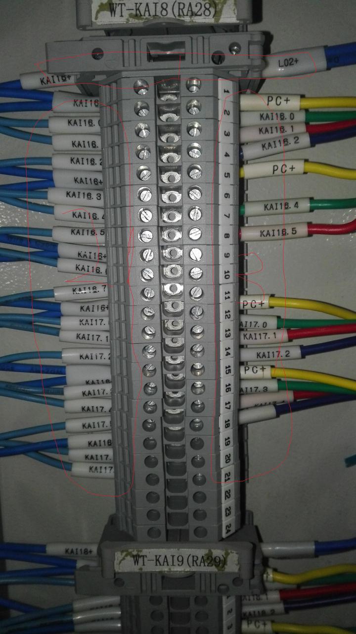 PLC柜背面的端子排最上面一排有什么作用？