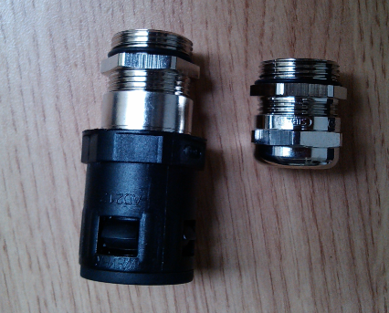 如图所示，有两处防水接头，一个大一个小，不知其优缺点在哪里？